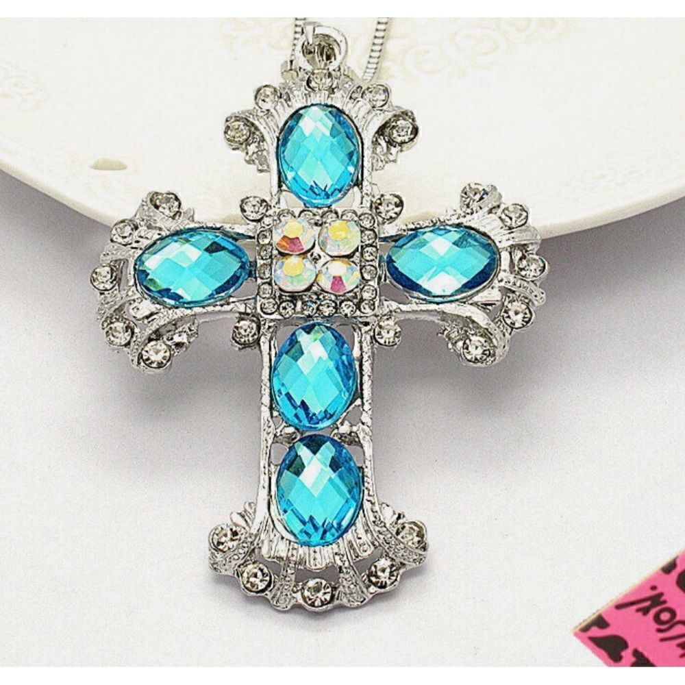 🩵 Betsey Johnson stunning crystal embellished cross necklace 🩵